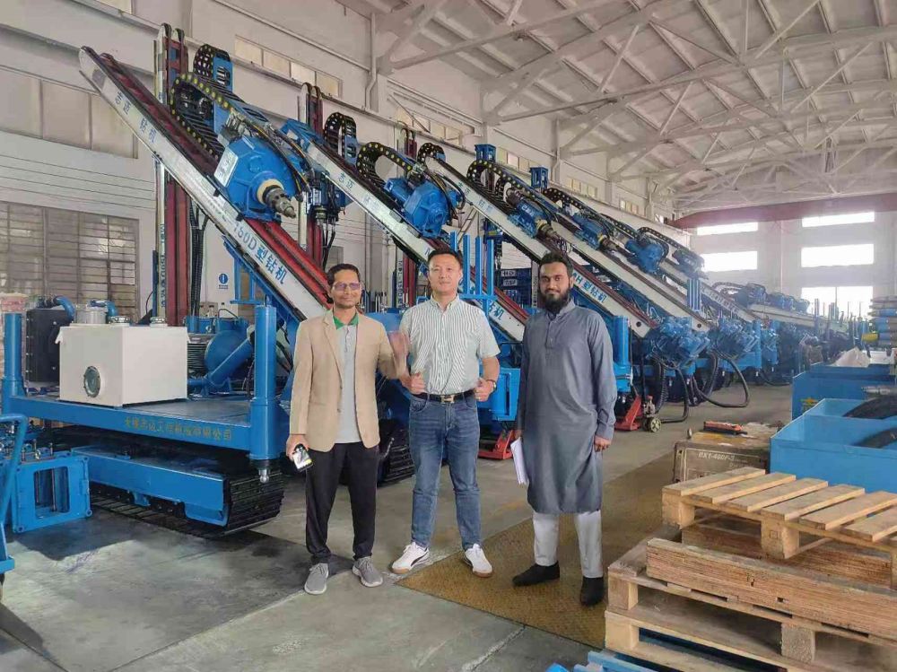 Benvenuti amici dalle Filippine che visiteranno la fabbrica RM per ispezione e negoziazione Benvenuti amici dalle Filippine che visiteranno la fabbrica RM per ispezione e negoziazione